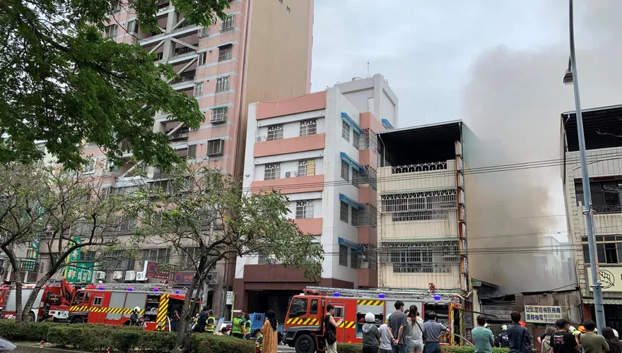 快訊/台中精武火車站附近民宅遭祝融　警消持續灌救中