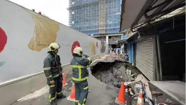 快訊/天龍國信義區也有天坑！疑因地基被掏空塌陷　六張犁「一大洞」生吞機車、腳踏車