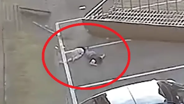 影/防盜窗5樓墜落驚見2童「全身鮮血趴地亡」　路人急閃逃過一劫