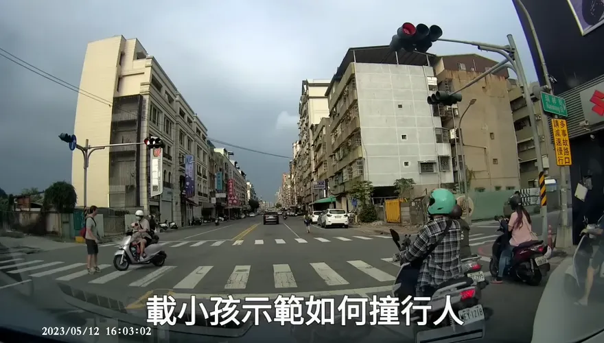影/真行人地獄！網PO高雄路口15秒影片「行人險象環生」　網嘆：南部日常
