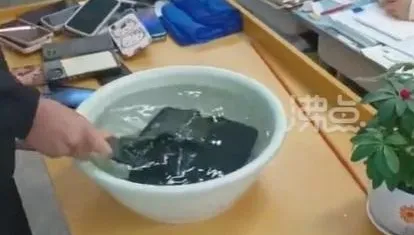 抓包學生在宿舍偷玩手機！班導竟用「手機泡水」懲罰：家長有同意