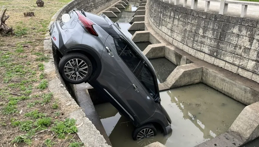 疑機械故障！阿嬤拜拜完開車離奇墜大排　竟只輕傷民眾大呼「神明有保佑」