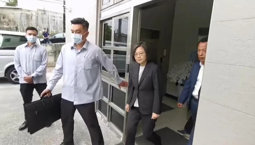 影/蔡英文母親節赴林淑雅靈堂上香　離去神情嚴肅不發一語