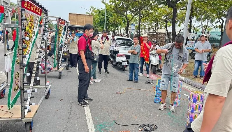 高雄旗津廟會活動炮仗震天響阻礙交通　警狂開83張罰單