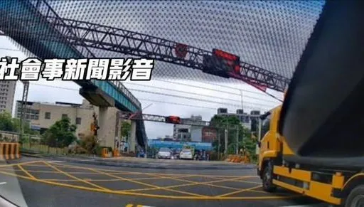 趕著收垃圾？垃圾車闖平交道遭柵欄K頭　駕駛恐遭罰1.5萬、還要吊照