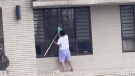 這個阿姨太猛！站15樓窗外擦玻璃「無防護全程放送」　網友看了超抖