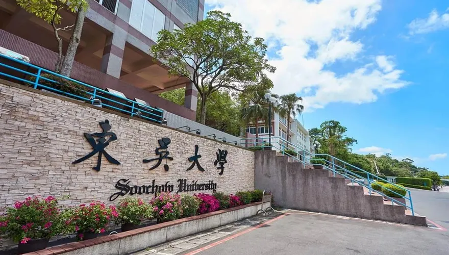 東吳大學男大生持利剪衝教職員辦公室　遭強制送醫