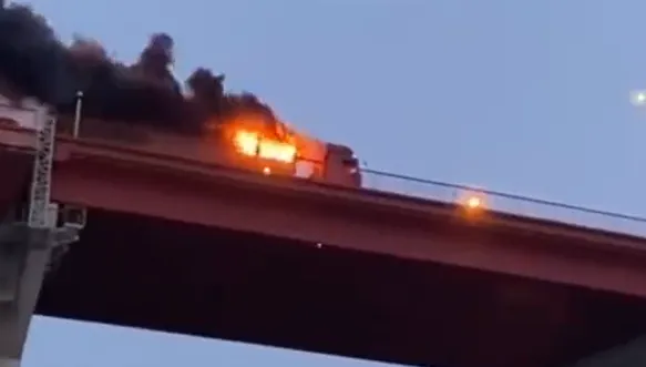 影/貨車大橋上突起火…英勇司機不畏爆炸飛速駛離　路人合力撲救無人傷亡
