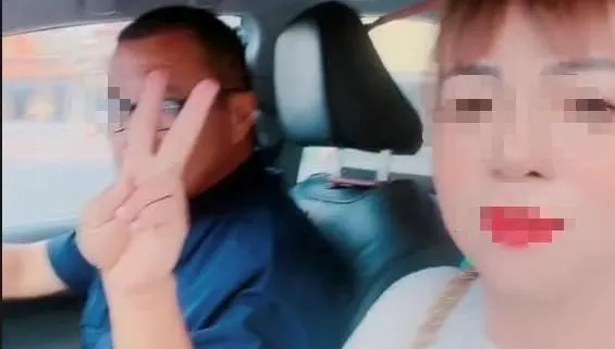 影/爽過頭！雲林警官載妹沒綁安全帶還比「YA」　轄區警方說話了