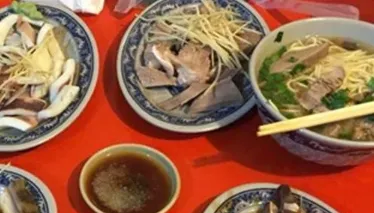 沒標價有鬼？米粉湯20元、黑白切卻收100　永樂市場小吃攤挨轟坑錢