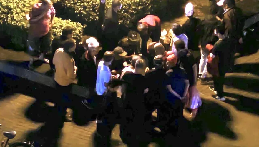 影/三重大同公園內聚賭警突擊　15名賭客鳥獸散全被逮