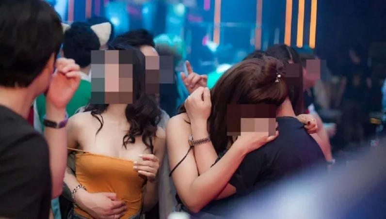 逼穿戰袍與老董喝酒、業務尪把妻當交際花　她甘如飴「還能再做些會更好」