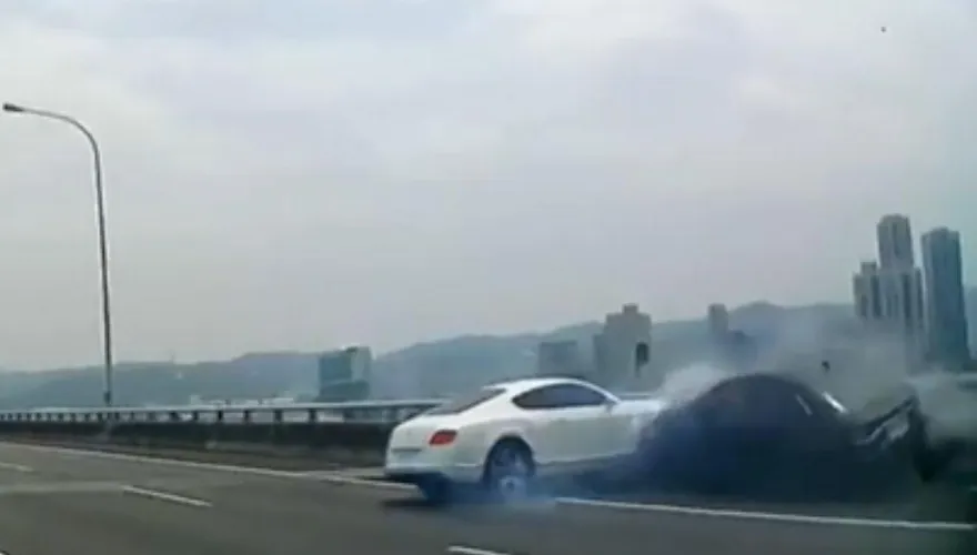 快訊/國1北上桃園段「千萬賓利」車頭遭撞毀！網嘆：割腎都不夠賠