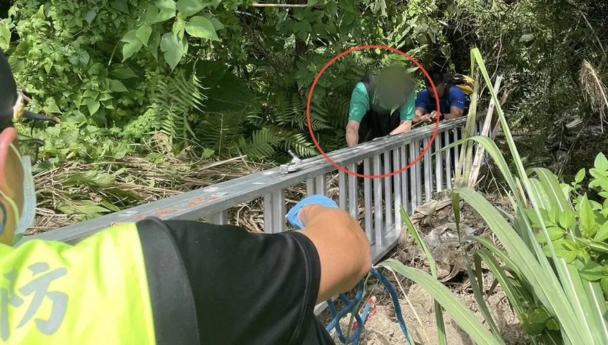 快訊/命大！小貨車摔落30公尺深山谷　駕駛爬繩索脫困僅手指擦傷