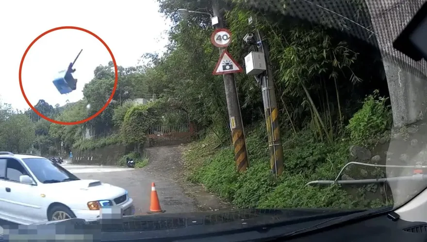 影/硬皮鯊山路飄移結果糗大了　警車面前撞壞70萬測速照相機