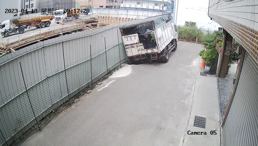 影/嚇人！台中工地旁路面突塌陷　環保車當場落入天坑