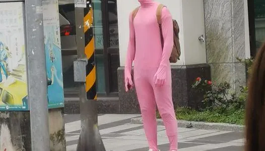 恥度爆表！路上驚見Pink Guy　網虧「把臉遮住就不尷尬了」