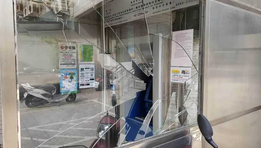 補鈔作業無法提款！金門男等不及領錢怒砸玻璃遭逮　下場曝光