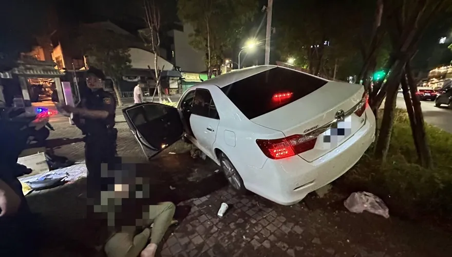 台南毒蟲自撞！警安撫他「沒事」　阿兜仔竟中文秒回：有事、台灣