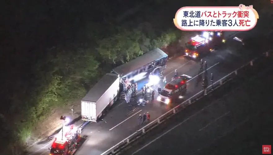 影/高速公路大巴停路肩遭卡車追撞　3名乘客下車遭輾不治