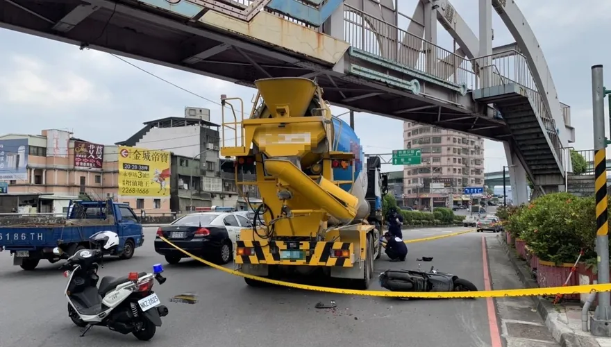 快訊/土城水泥預拌車擦撞機車　騎士小腿遭輾碎送醫急救