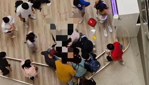 快訊/台中三井LaLaport驚傳墜樓！男子4樓手扶梯摔落1樓　命危送醫搶救