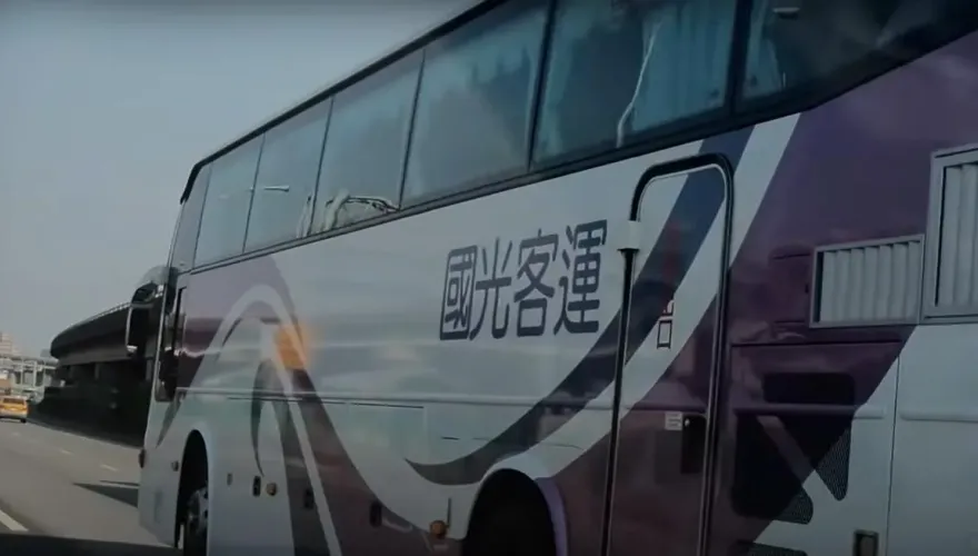 男乘客搭國光客運突昏迷！司機改路衝醫院　急救1小時仍不治