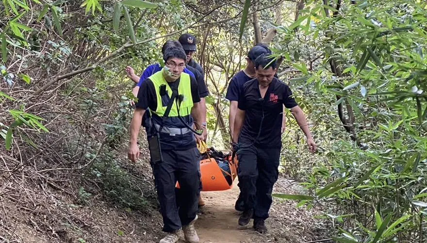 三鶯山區2山友連2日跌倒受傷　消防人員搜救協助搬運下山送醫