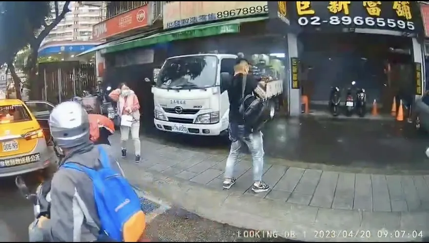 當舖衝鋒槍掃射案洩密給黑幫成員　涉案警判刑6月休職1年