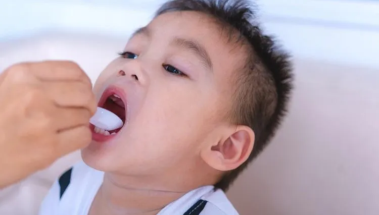 孩子怕苦　藥混飲料比較好餵？「4個兒童常見用藥觀念」家長都錯了！