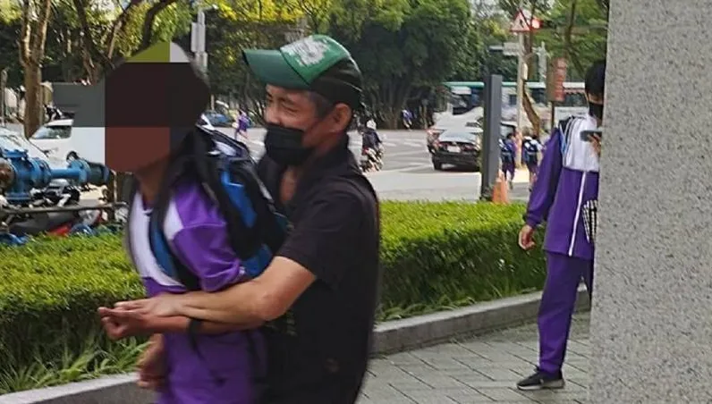 可怕阿北熊抱放學男學生　大家驚逃！警進門逮捕、他呼呼大睡
