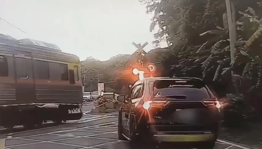 影/恐怖情人押女友揚言共赴黃泉　警定位圍堵車輛救人