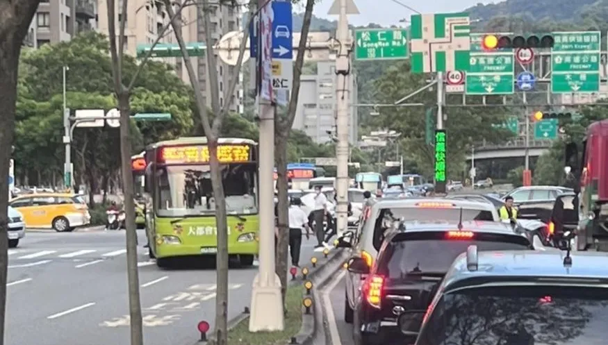 快訊/北市信義路公車擦撞機車　機車女乘客被後方公車捲入受傷送醫