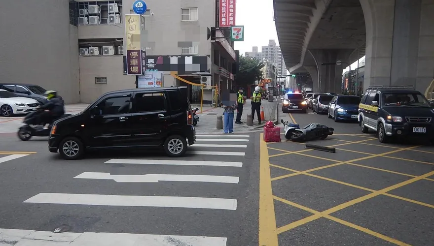影/先嗆先贏？她開車內線道直接右轉　害熊貓撞上倒地竟下車罵：「沒看到我打方向燈？」