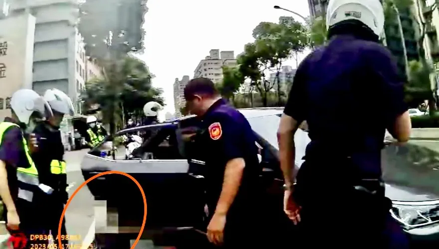 影/通緝犯遇警攔檢報假名不下車　員警強勢破窗壓制逮人