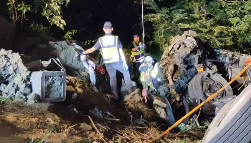 快訊/國3南下123K後龍路段砂石車翻落邊坡！駕駛命危送醫搶救中