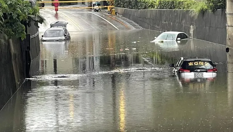 大雨狂炸！新竹市地下道一度「淹水1公尺深」