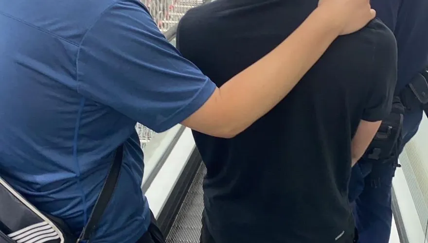 賊星該敗！賣場置物櫃淪詐團轉運站　車手取款遭喬裝警「甕中捉鱉」