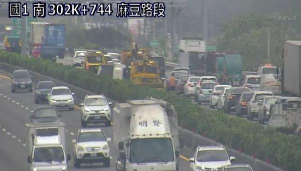 快訊/國1北上302.2K麻豆段事故！2車追撞貨物掉滿地　占用車道回堵5公里