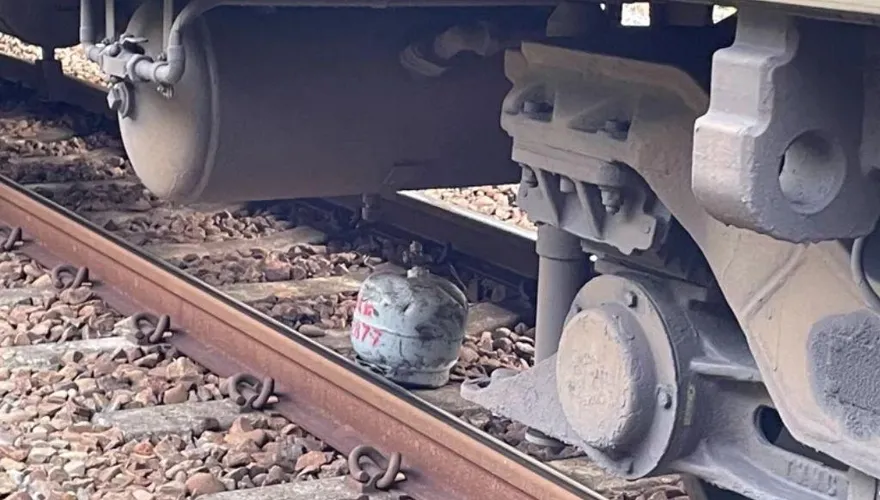 竹南搞軌案/台鐵將求償！瓦斯鋼瓶放軌道　火車水管爆裂維修中