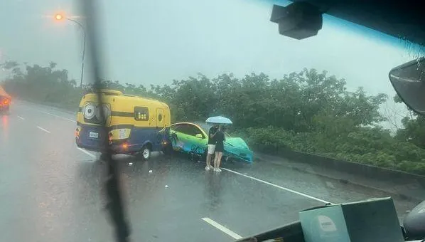 快訊/特斯拉自撞護欄…又遭「小小兵露營車」撞壞車頭　車主竟是網紅