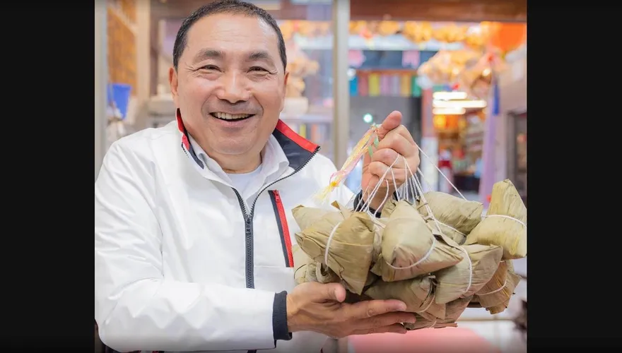 一語雙關！侯友宜手持包粽祝考生包中　發文喊：520明天拚了