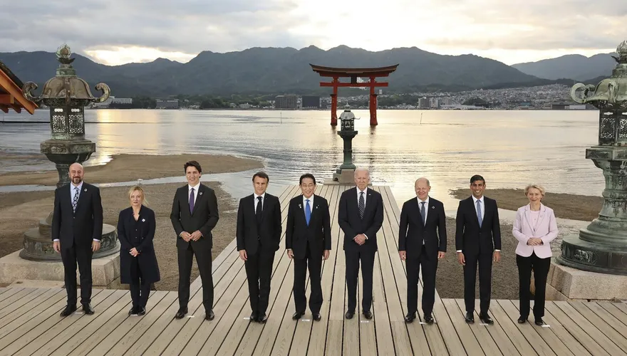 魅力外交！英相蘇納克穿廣島鯉魚隊襪子赴宴　岸田文雄驚喜笑開懷