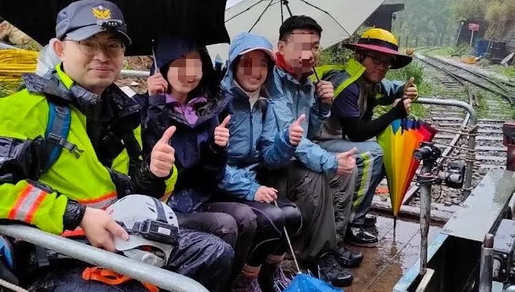 大雨滂沱還是要登山！20人卡阿里山眠月線遇水瀑　體力不支趕緊叫支援
