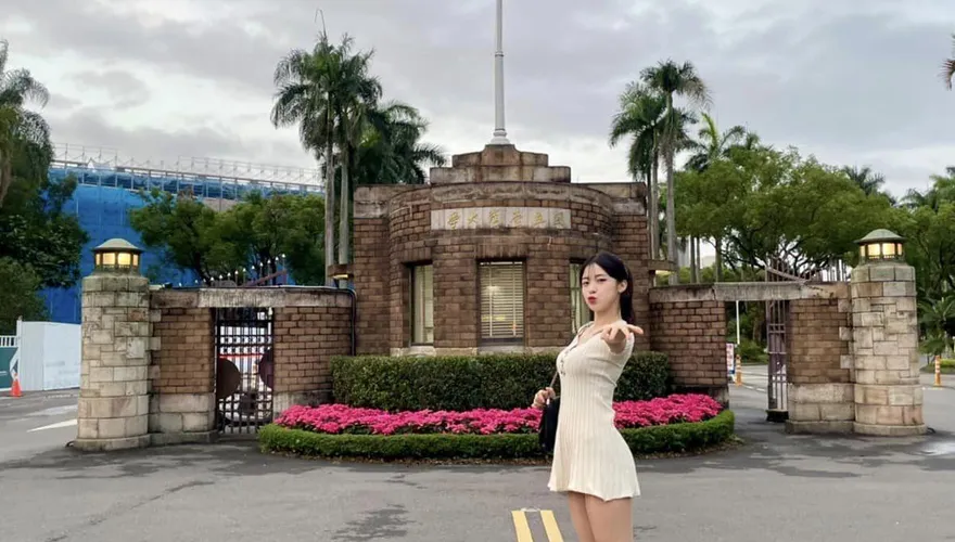 李多慧驚喜現身台大！熱情為學生獻上祝福　粉絲樂翻：聽到她說畢業快樂