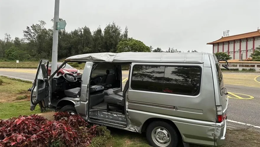 影/驚險畫面曝光！金門男駕車自撞路緣石　車身360度騰空翻轉釀右手脫臼