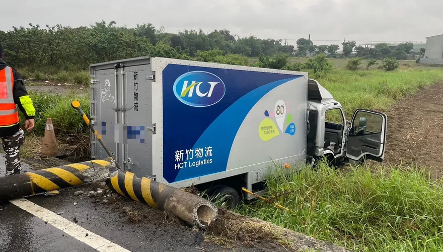 影/驚悚！貨車打滑撞斷電線桿　害騎士遭電線絆倒噴飛20m