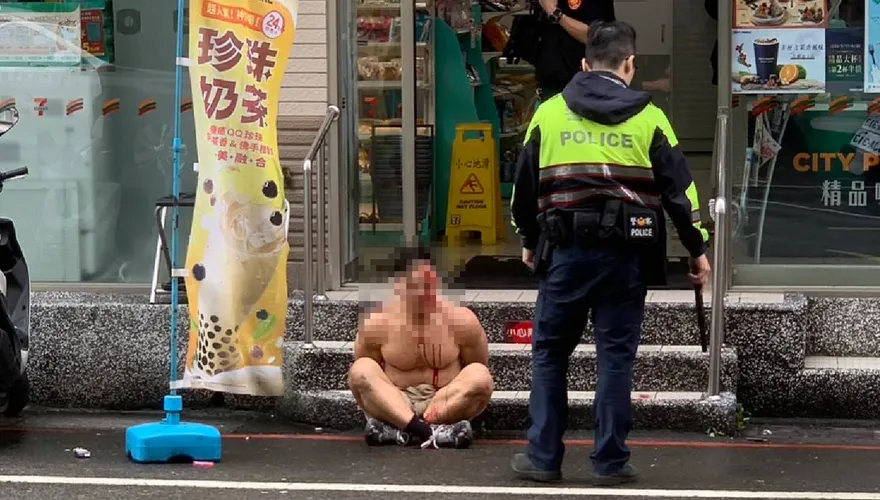 影/這是超級賽亞人？肌肉男大鬧便利商店　連警察也挨扁