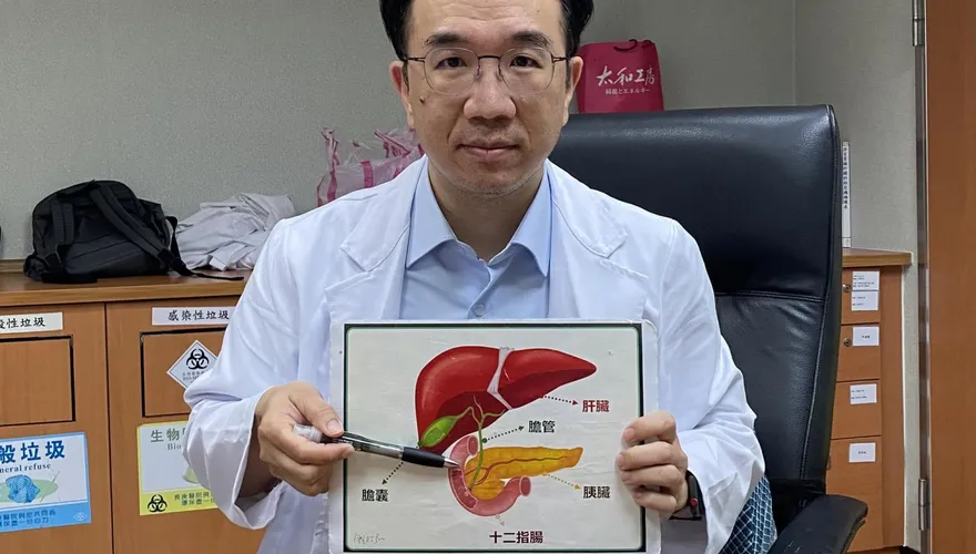 她胃痛全身超癢！皮膚變黃「尿出烏龍茶」醫一看：狡猾罹「癌王」