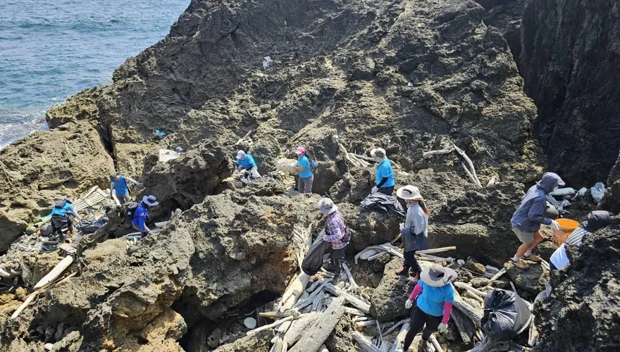 影/墾丁龍坑崩崖峽谷地形難清理　墾管處邀山難救助協會清出500公斤垃圾